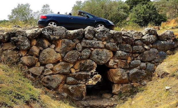 Уникальнейшая реликвия Древней Греции по-прежнему стабильная, прочная конструкция, которая используется более 3 тысяч лет (Arkadiko Bridge). | Фото: greecehighdefinition.com.
