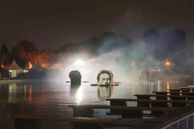 Чехов, Маяковский и искусственный интеллект встретились с Горьким на пруду