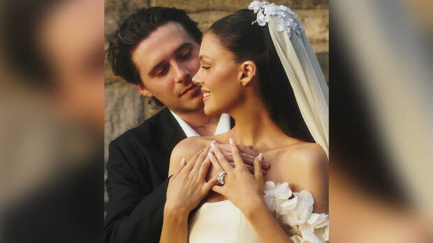 Сын дизайнера Бекхэм Бруклин планировал с женой Николой усыновить ребенка