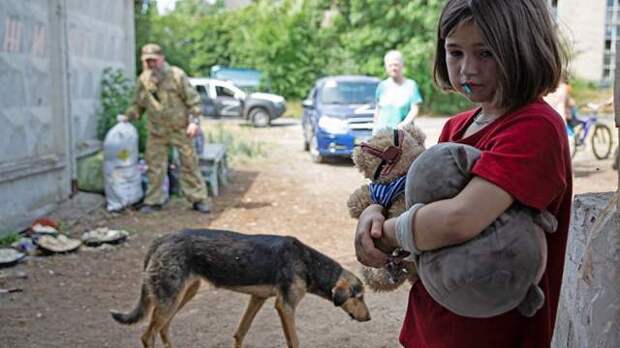 Украина. Луганская область. Северодонецк. Мирные жители во время эвакуации с территории завода "Азот". Эвакуация стала возможной после того, как территория предприятия полностью перешла под контроль сил ЛНР и России. В ответ на обращение руководителей республик Донбасса с просьбой о помощи Вооруженные силы РФ проводят специальную военную операцию на Украине