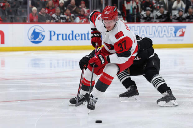 Российский хоккеист сделал хет-трик и стал первой звездой матча НХЛ