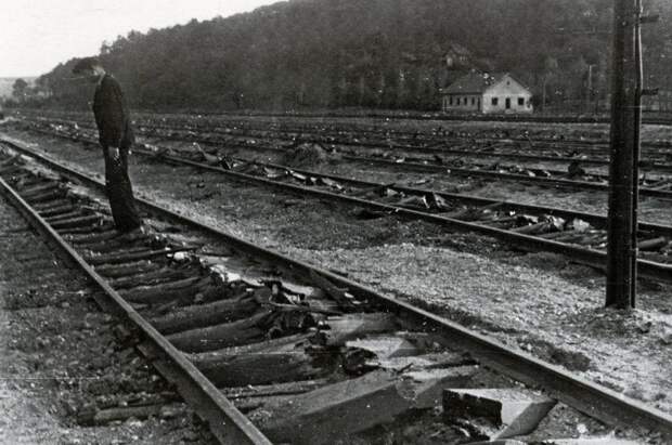 Разрушенные немцами пути на железнодорожной станции Топчидер в Белграде. 12.10.1944 г. история, смотреть, фото