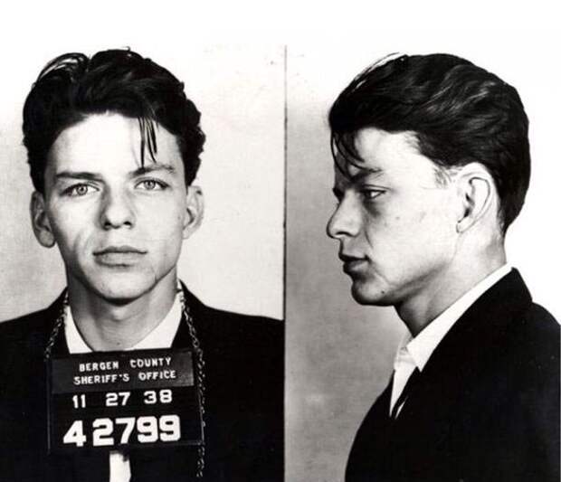 23-летний Фрэнк Синатра после задержания за драку, 1938 в мире, знаменитости, кадры, люди, молодость, слава, фото