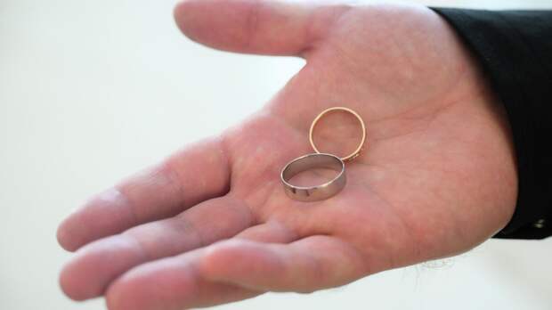 Стилист Фомина: при выборе обручальных колец важны материал и конструкция