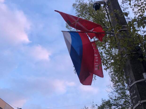 Неизвестный поднял флаг РФ над Рейхстагом