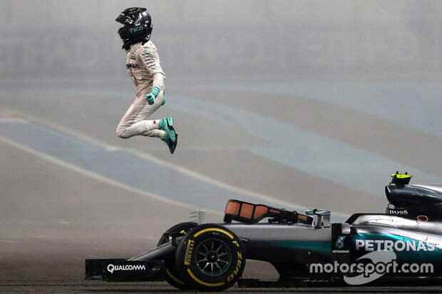 Чемпион мира Нико Росберг выпрыгивает из своего Mercedes AMG F1 W07 Hybrid, фото XPB Images автоспорт, гонки, фото