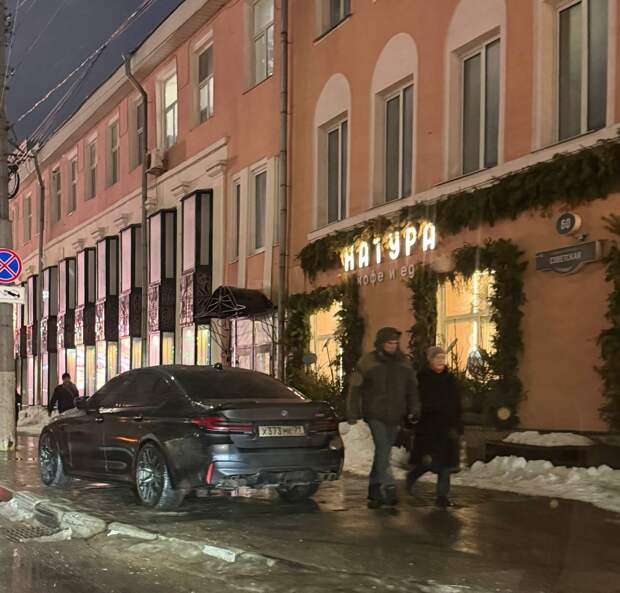 В Туле водитель BMW M5 припарковался на тротуаре на улице Советская