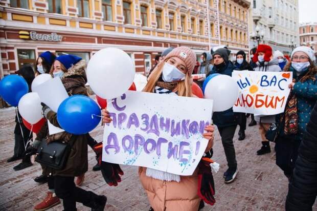 300 девушек прошли маршем по Арбату, поздравляя мужчин с праздником 23 февраля