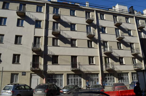 2014 год: фасад дома после косметического ремонта, балконы - все еще старые и аварийные. /Фото:palmernw.ru М.Гуминенко 