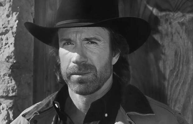 Он разменял пятый десяток, но стал «непобедимым», а его жизнь — череда испытаний: Чак Норрис: как он спас жену от «смерти в глазах» и почему его называют «совершенствующимся»?