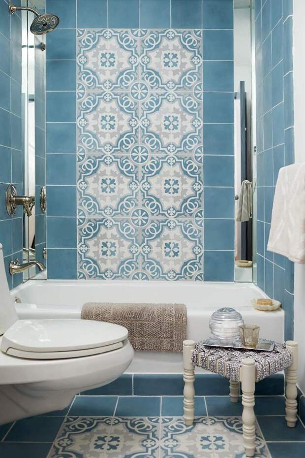 Компактная синяя ванная со вставками орнаментальной плитки