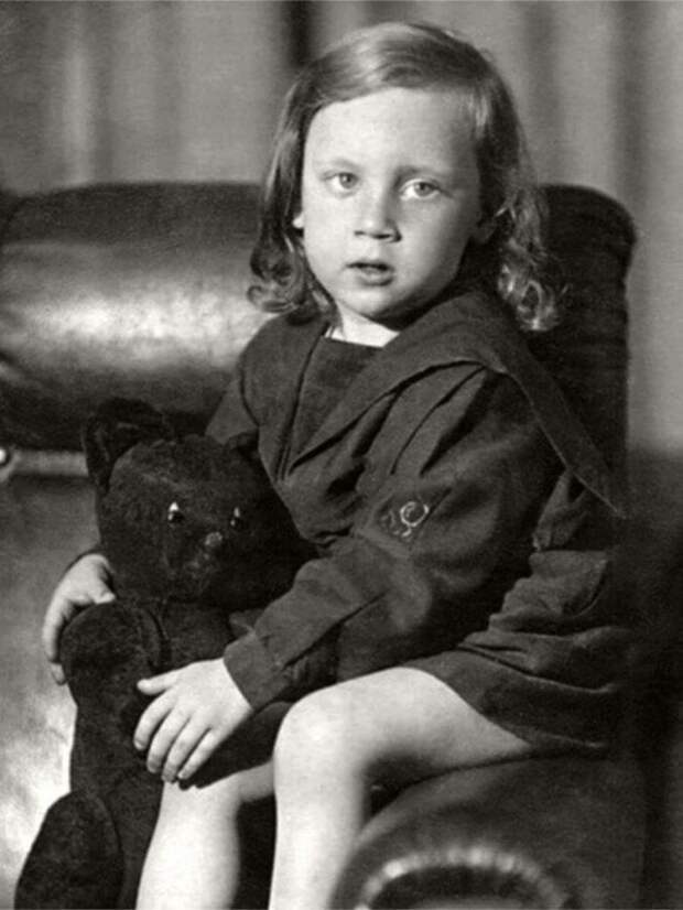 Совсем еще крохотный Володя носил длинные локоны и был похож на девочку Бард, Владимир Высоцкий, актер, знаменитости, интересно, певец, фото