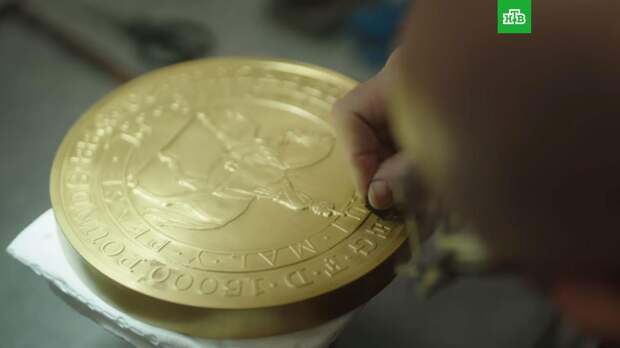 К 70-летию правления Елизаветы II в Британии выпустили 15-килограммовую золотую монету