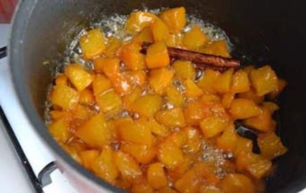 варим кусочки тыквы в сахарном сиропе