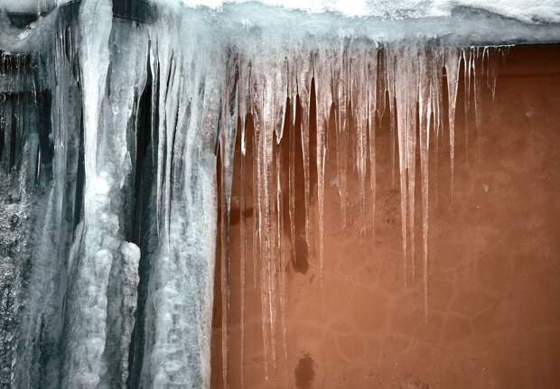 СК возбудил дело по факту падения льдины на коляску с ребенком в Москве