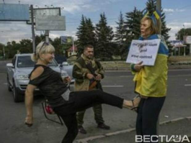Боевики освободили женщину, которую привязали к столбу в Донецке Боевики освободили женщину, которую привязали к столбу в Донецке