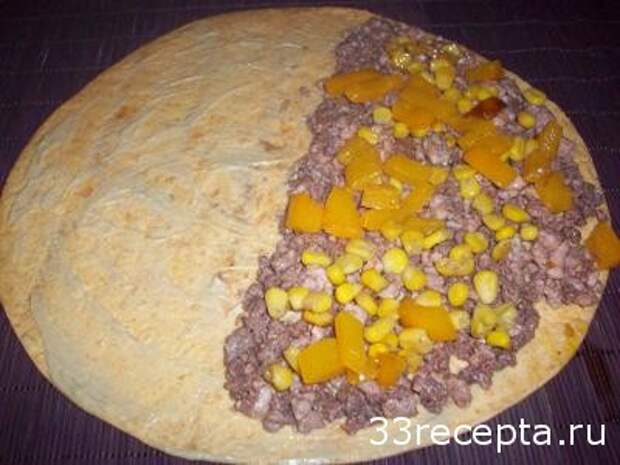 выкладываем кукурузу и перец