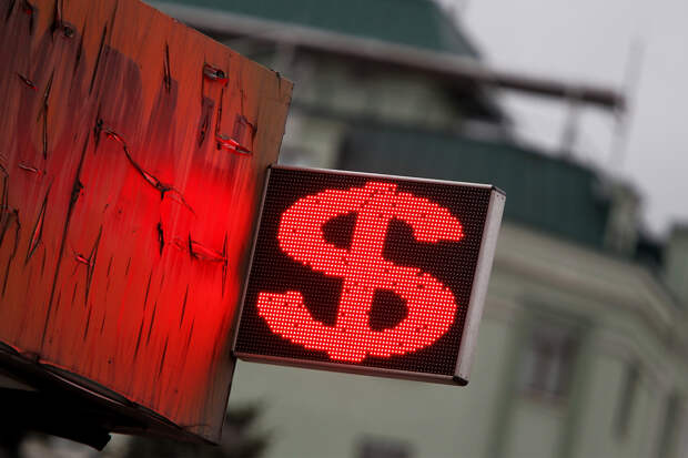 Курс доллара упал ниже 75 рублей