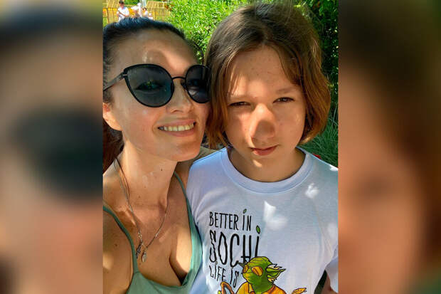 Актриса Юлия Такшина опубликовала фото с 15-летним сыном