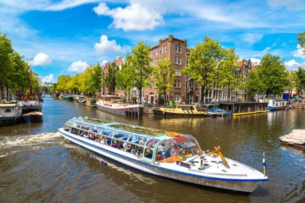 Экскурсионный кораблик на канале в в Амстердаме