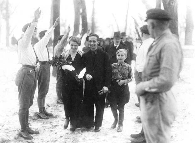 Позади - Гитлер в качестве свидетеля, 1931 год.