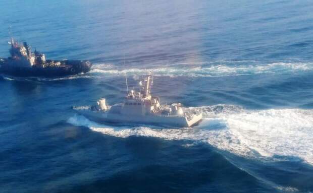 В Сети опубликованы фото украинских кораблей, нарушивших морскую границу РФ в Азовском море