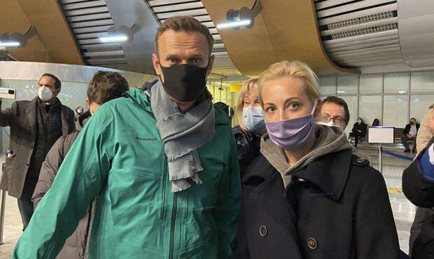 Алексея Навального задержали на паспортном контроле по требованию ФСИН