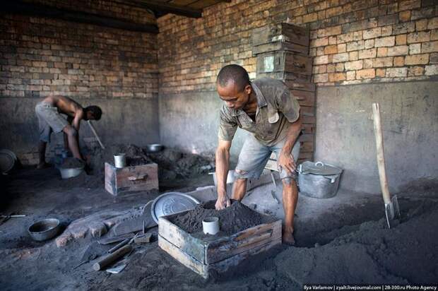 Как делают кастрюли на Мадагаскаре 