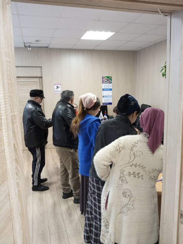 А вот цыганский барон своих барышень голосовать привез. Это не приезжие, местные. Основная община под Питером в Осельках. Говорят, никто не заставлял, сами захотели