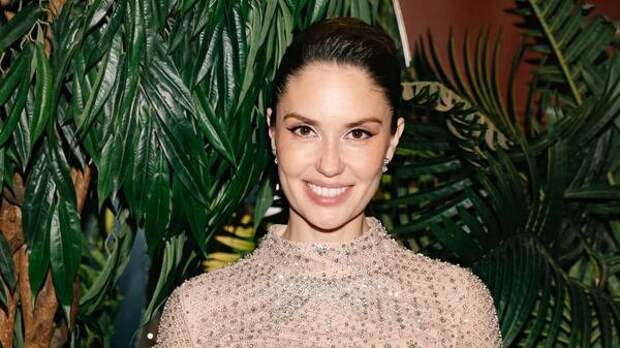 Недавно родившая Муцениеце надела «голое» платье на светскую вечеринку