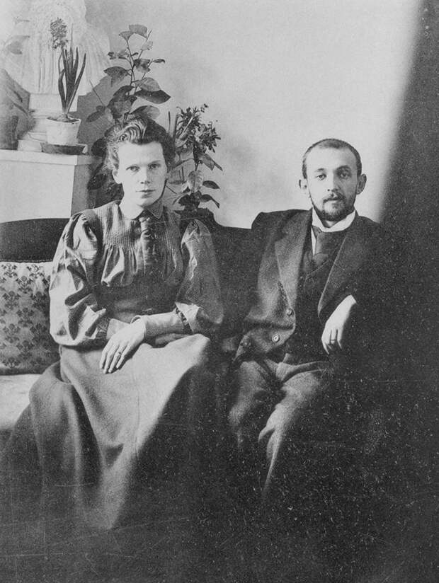 Маша с мужем, Николаем Оболенским.  