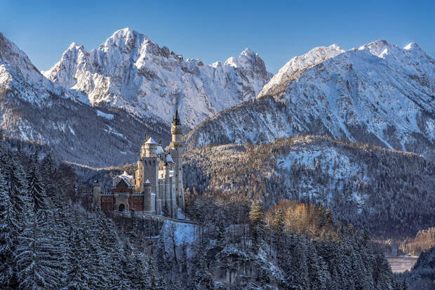 Знаменитый замок Нойшванштайн в Альпах