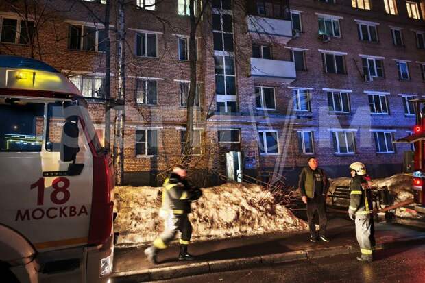 В горящей квартире в Москве женщина с ребенком просят о помощи