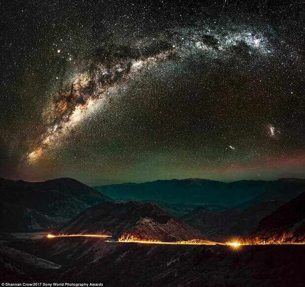 Звезды Млечного пути освещают небо над главным шоссе через Южные Альпы на новозеландском острове Южный Sony World Photography, Sony World Photography Awards 2017, фотоконкурс