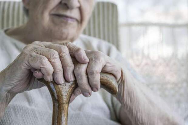 Elder abuse comes in different forms and happens not only in nursing homes Дети, воспитанные бабушкой и мамой: в чем разница?Elderly woman holding hands on her cane
