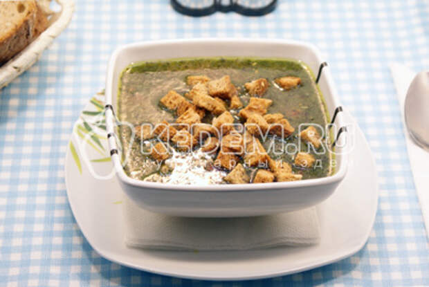 Добавить соус, соль перец и итальянские травы по вкусу.  Довести до готовности. При подаче посыпать сухариками. Приятного аппетита! - Зелёный суп с курицей и соусом песто. Кулинарный рецепт с фотографиями приготовления зелёного супа с курицей и соусом песто