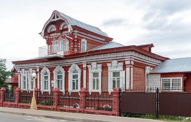 Для чего на самом деле украшают окна резными наличниками?