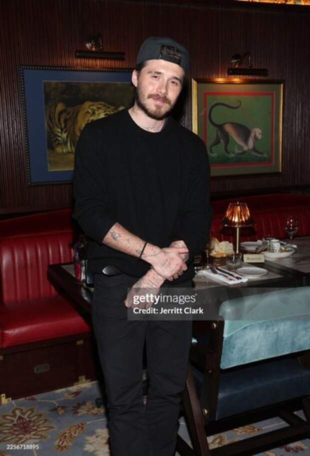 Платье Valentino разрушило семью Бекхэм: почему Бруклин отрёкся от родителей