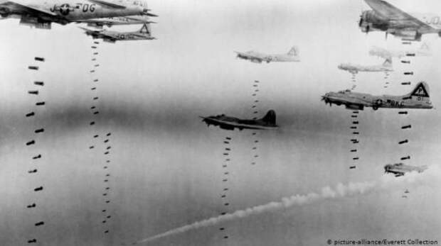 Американцы и англичане начали массированно бомбить Германию только после того, как весь цвет гитлеровской истребительной авиации пропал на Восточном фронте