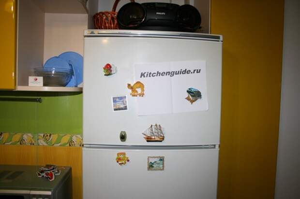 Холодильник украшен магнитиками