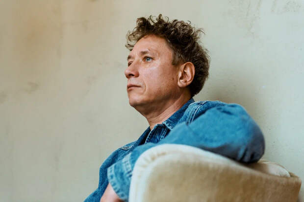 «Я очень скучаю по детству»: как 48-летний Александр Яценко, которого бросила известная актриса, обрёл счастье с молодой женой и тремя сыновьями