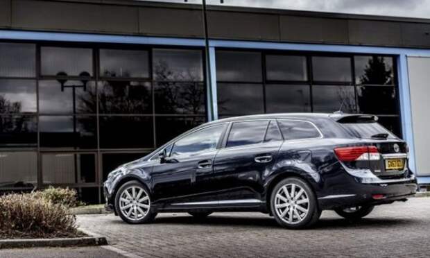 Avensis также происходит от латинского корня «будущее», «прогресс», отраженного во французском глаголе advancer - прогресс.  Цель - показать, что это автомобиль, движущийся в будущее и превосходящий свою предшественницу - Карину Э. 