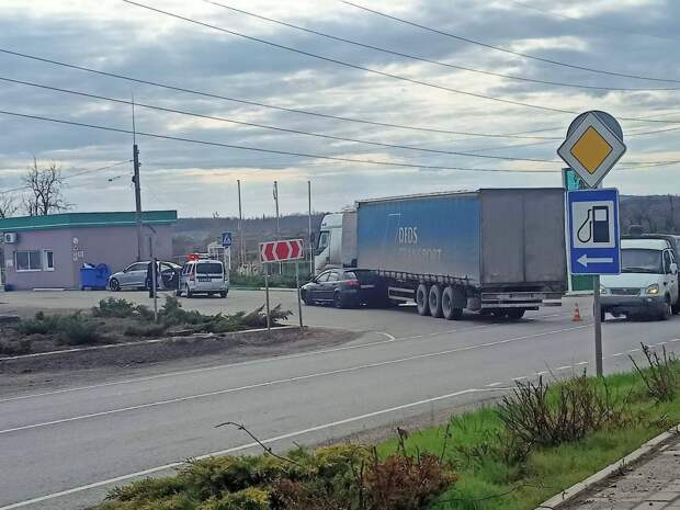 Широченный заезд на АЗС не поделили грузовик и легковушка в