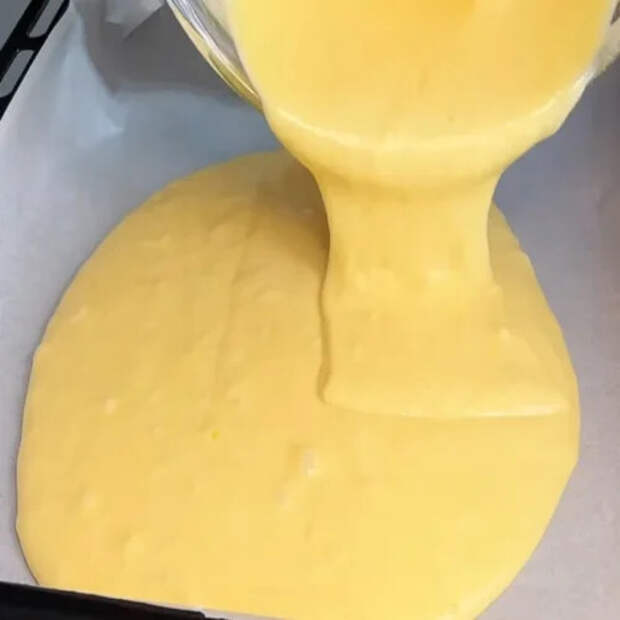 Взбиваю яйца 5 минут и добавляю соду: быстрый и экономичный пирог на кефире с вареньем к чаю