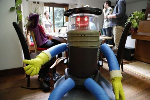 Робот HitchBOT завершил свое путешествие автостопом по Канаде Робот HitchBOT завершил свое путешествие автостопом по Канаде