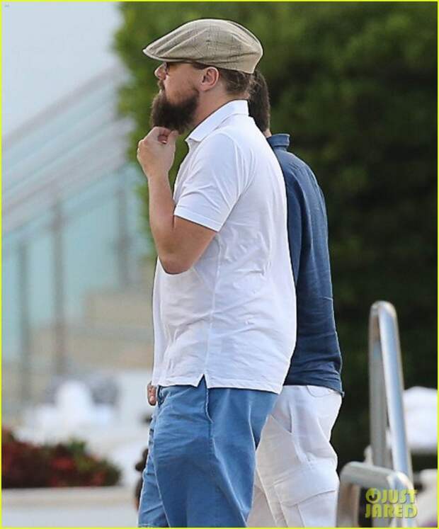 leonardo-dicaprio-cant-stop-stroking-beard-04