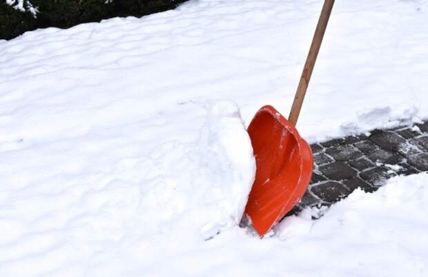 Тротуары и входные группы дома в Игарском очистили от снега
