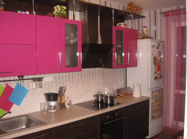 Дизайн угловой контрастной кухни 9 кв.м (10 фото)
