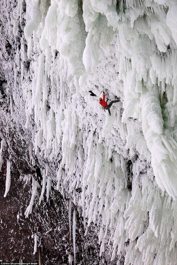 FrozenWaterfalls13 Удивительные замерзшие водопады по всему миру