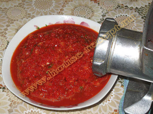 Перец, чеснок, яблоки перемалываем на мясорубке